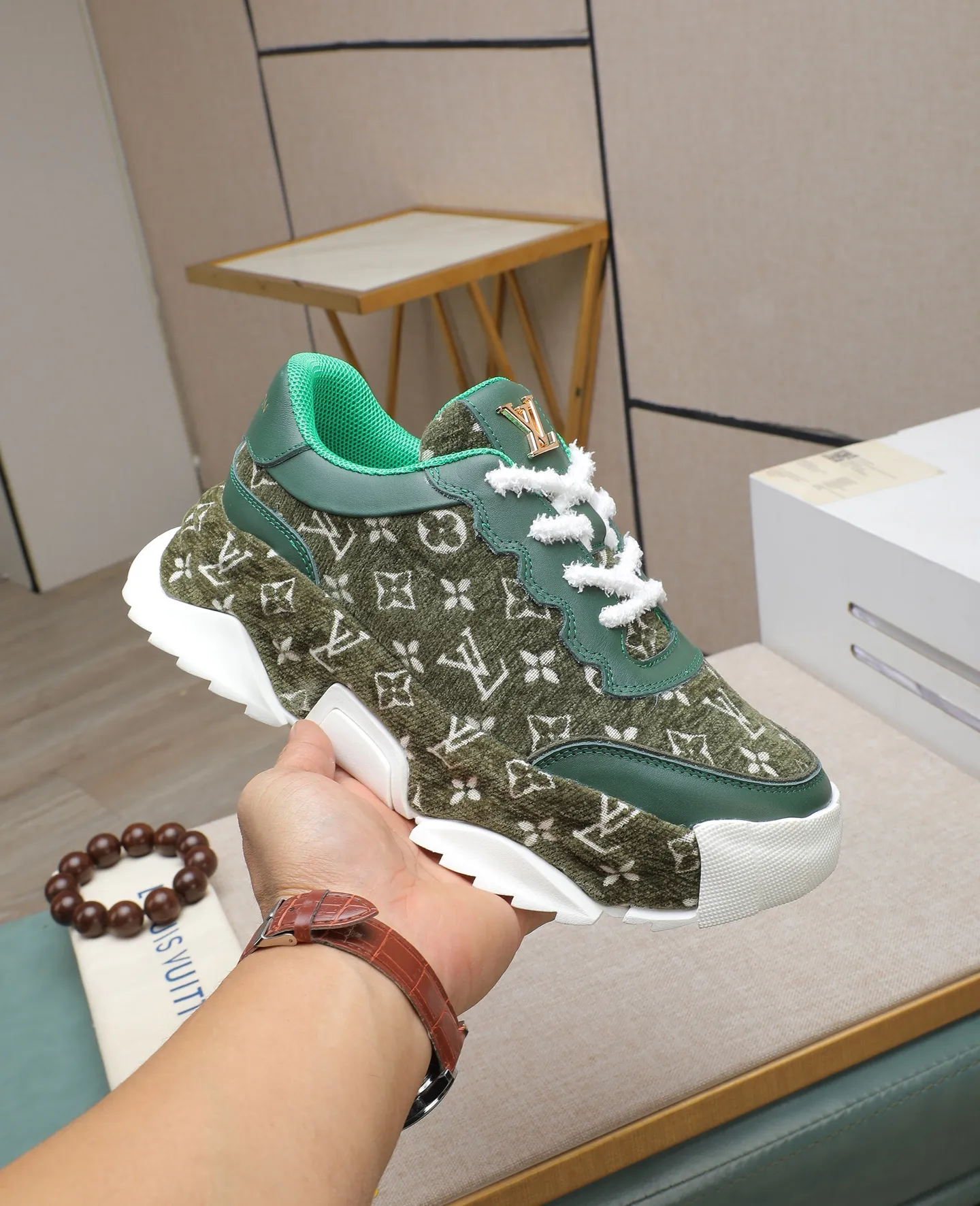Men's shoes 💰600 LV are novel and fashionable, and the uppers are made of imported cowhide + LV special materials! Super trendy design! It’s eye-catching! The leather is soft, delicate, shiny and translucent, showing the ultimate in pure handcraftsmanship, and the mesh is soft, comfortable and breathable! Size: 39-44 (38 45 customized)